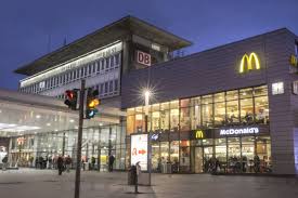 Die gleise 8 und 10 liegen in dortmund hbf am gleichen bahnsteig, ebenso z.b. Immer Wieder Arger Bei Mcdonald S Im Hauptbahnhof Waz De