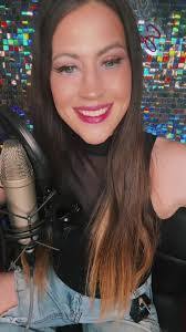 Samantha Davis's Instagram, Twitter & Facebook