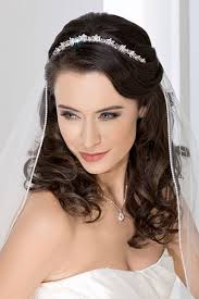 свадебные прически с диадемой и фатой на длинные волосы 41 Ideas Wedding Hairstyles With Vail Half Up Signs Svadebnye Pricheski S Raspushennymi Volosami Pricheski S Fatoj Pricheski S Tiaroj