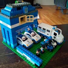 Hier Siehst Du Eine Polizeistation Aus Lego Duplo Die Uns Von Brickaddict De Gefallt Lego Duplo Lego Design Lego