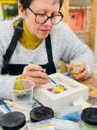 Hi! 👋🏻 Looking to try something new in the New Year? 👩‍🎨 Why not dive  into the fascinating world of glass casting.🔮 Explore this fascinating  ancient technique and create a unique 3D