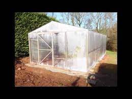 realisez une serre en bois ultra resistante et demontable de 10m youtube garden greenhouse greenhouse polycarbonate