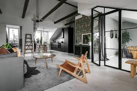 Une Cuisine Au Design Noir Et Un Papier Peint Fleuri Font La Decoration De Cet Appartement De 75m2 Decoration Maison Papier Peint Fleuri Et Papier Peint
