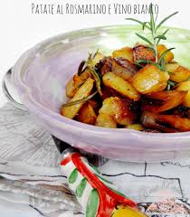 Pela e taglia le patate a pezzetti piccoli , condiscile in una ciotola con olio evo e sale grosso. Patate Al Rosmarino E Vino Bianco Saltate In Padella Rose Passion