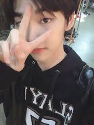 Beberapa orang menganggap gestur mengacungkan jari tengah saat berfoto itu keren dan asyik. Yrm Somiyarajin Profil Pinterest