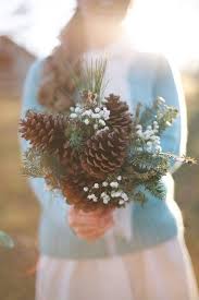 15 winterhochzeitssträuße mit blumen der saison, perfekt für hochzeiten bei kaltem wetter. A Bouquet Maded Of Large Pinecones Evergreens And Baby S Breath For A Rustic Winter Bride Diy Hochzeitsstrauss Blaue Hochzeitsstrausse Winter Hochzeit Blumen