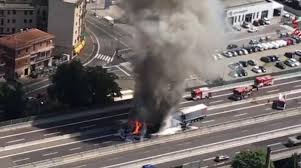 Dolore e lacrime per l'ultimo saluto ad antonella ed emidio, marito e moglie morti a seguito al crollo del ponte lungo l'autostrada a14. Incidente Bologna Oggi Scontro Tra Tir Sull A14 Camionista Morto Nel Rogo Cronaca Ilrestodelcarlino It