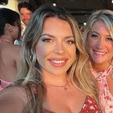 Wendy Kelsch's Instagram, Twitter & Facebook