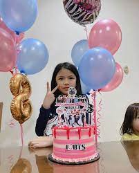 Jadi jangan heran ketika beberapa hari sebelum jimin merayakan ulang tahunnya, para army sudah menyiapkan perayaan megah, mulai dari webinar . Kek Dia Bts Laa Berita Kopak Media