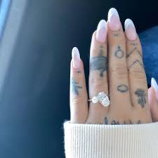 O fotógrafo de 33 anos já trabalhou com ariana grande, kim kardashian, kanye west, childish gambino, chance the rapper e muito mais. Ariana Grande Se Casa Y Su Anillo Esconde Un Secreto