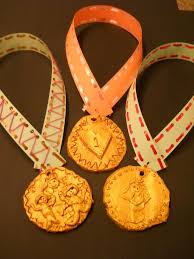 Hiermee overtreft hij een andere zwemlegende, zijn landgenoot mark spitz die in münchen 1972 er zeven wist te winnen. Klei Medaille Groep 3 4 Olympische Spelen Na Het Bakken Beschilderd Met Gouden Plakkaatverf Het Lint Is Gemaakt Van Een Knutselideeen Kinderknutsels Creatief