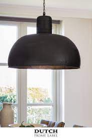 stoere hanglamp van zwart metaal hanglamp tafel hanglamp gele lampenkappen