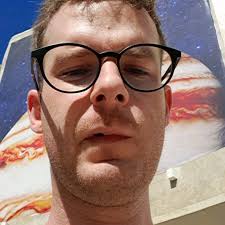 Aniversário, marzão, amigos, família, muito som e calorias. Os 32 chegaram  em grande estilo! Obrigado a todos que brindaram comigo nesses dias na  Praia do Rosa. Obrigado @fabio.dk1 @kakasperotto @eduardo_brigoni  @cristianefcamargo pela