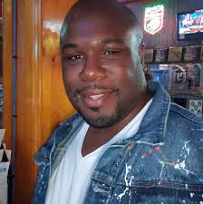 HU Staff: Deja Monet @dejvmonet An American Airlines flight attendant used  a coffee pot to knock out an unruly passenger who tried to open the  airplane door mid-flight