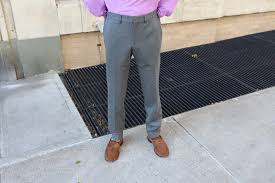 Você pode usar sapatos marrons com calças cinza? - VOCCA