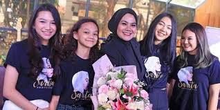 Sarita abdul mukti mengaku masih bersahabat dengan faisal harris. Cara Ampuh Faisal Harris Rayu Anak Anak Sarita Pindah Ke Luar Negeri Di Saat Dirinya Dekat Dengan Jennifer Dunn Kapanlagi Com