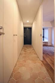 外装にも使われるテラコッタタイル 室内だけど外っぽい雰囲気が生まれます ｒ不動産 toolbox テラコッタタイル リノベーション 玄関 玄関 土間収納