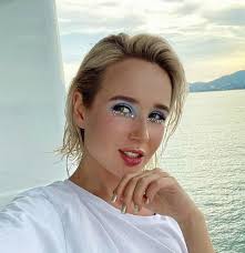 Поклонники попросили певицу показать, как она выглядела в 15 лет. Klava Koka Dime Bylo Tyazhelo Smiritsya Dazhe Esli Kto To Prosto Menya Obnimal Starhit Ru