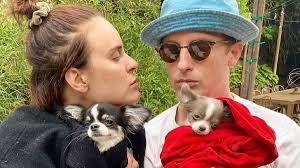 Tallulah willis is showing off her diamond engagement ring from her fiance dillon. Lbo8u Wiadzdm