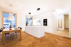 Weisse Designerkuche Mit Grifflosen Deckenhohen Tipon Einbauschranken Minimalistisch Modern Clean Kuche Moderne Weisse Kuchen Einbaukuche Kuchen Design