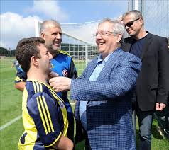 Fenerbahçe başkanı aziz yıldırım, asbaşkanlardan şekip mosturoğlu ve önder fırat, i̇zmir'de üyelerle bir araya geldi. Aziz Yildirim Fenerbahce Antrenmaninda Anadolu Ajansi