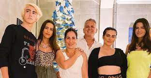 A atriz viajou no dia 21 de dezembro gloria pires passa férias com os filhos bento morais, cleo pires, antonia morais, ana. Filhos De Gloria Pires Aparecem Juntos Em Clique Raro E Internautas Brincam Que Genetica