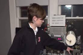 Check spelling or type a new query. Bocah 14 Tahun Ciptakan Reaktor Nuklir Di Kamarnya