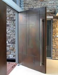 Idee Porte Blindate Moderne Design Portone D Ingresso Minimal Realizzato In Metallo Bronzo Guida Alla Scel Porte Casa Architettura Abitativa Porta Moderna