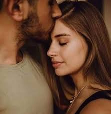 قيمتها من قيمتك لو خليتها اميره قدام الناس هتبقا انت الملك 🌸💚💍