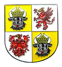Sie ist in den farben ultramarinblau, weiß, gelb, weiß und zinnoberrot längs gestreift. Flaggen Pin Mecklenburg Vorpommern Pins Anstecknadel Fussball B Tec Fan Shop