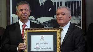 Aydınlık gazetesi, sanatçı lale mansur'un, ankara büyükşehir belediye başkanı mansur yavaş'ın eşi olduğu yazdı. Mansur Yavas Gorevi Devraldi