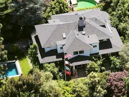 We all know mark zuckerberg is a multi billionaire and with his fortune he's apparently invested in 10 properties across 4 different cities. Pictures Mark Zuckerberg S New 7 Million House Rich Home Mark Zuckerberg House Mark Zuckerberg