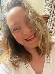 Why does Claire not wear much eye makeup in the 1700s?