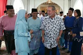 Baginda memperkenalkan baju kurung melayu 'telok belanga' sebagai pakaian kebangsaan johor. Osman Sapian Sultan Johor Sultan Ibrahim Sultan Facebook