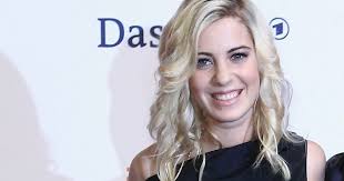 Mit seiner freundin lena schwebt adel tawil seit 2015 im siebten himmel. Ex Gzsz Star Jasmin Tawil Toller Mann Sie Schwarmt Von Ihrem Ex Bunte De