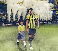 Son dakika | mesut özil 3.5 yıllığına fenerbahçe'de. Mesut Ozil Fenerbahce Formasi Giydigi Cocukluk Fotografini Paylasti Magazin Life