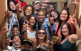 Lucas prata penteado (são paulo, 23 de novembro de 1996), é um ator, rapper, poeta e ativista pelos direitos humanos brasileiro. Bbb21 Lucas Penteado Posa Ao Lado De Familia E Vizinhos Ofuxico
