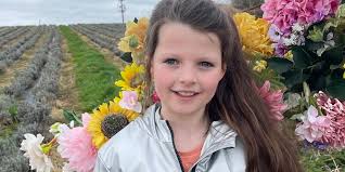 Mam yn galw am fwy o hyfforddiant i athrawon wrth ymdrin â phlant  niwroamrywiol