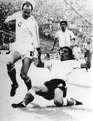 15 czerwca 1974 roku polska po dwóch golach grzegorza laty (7', 62') i jednym andrzeja szarmacha (8'), pokonała argentynę 3:2 na mistrzostwach świata w rfn. Datei Bundesarchiv Bild 183 N0615 0029 Fussball Wm Vr Polen Argentinien 3 2 Jpg Wikipedia
