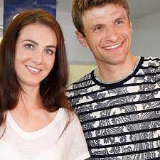 Klaudia und gerhard sind seine vormund, und simons bruder ist zweieinhalb jahre. Thomas Muller Niedliches Video Der Papi Fahrt Jetzt Dann Gleich Los Bunte De