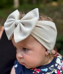 Faixa de cabeça com laço bordado para bebê: Faixa de cabeça bege com  monograma personalizado em malha waffle