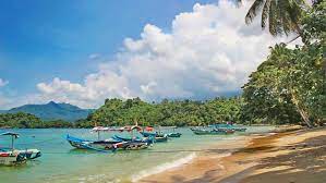 Di tasikmlaya jawa barat ada tempat wisata yang sedang hits selalu ramai di kunjungi wisatawan lokal maupun dari luar daerah apalagi saat weekend dan musim liburan tiba, pengunjungnya sangat banyak. Pantai Pasir Putih Karanggongso Trenggalek Htm Rute Lokasi Fasilitas Terbaru Update Pengetahuanmu