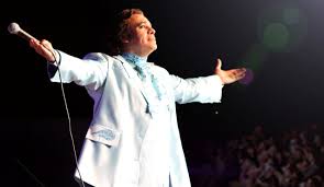 Me miro en el espejo y veo en mi rostro el tiempo que he sufrido por amor eterno, e inolvidable. Adios A Juan Gabriel Con Amor Eterno Astrolabio