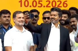 vijay took oath as the chief minister of tamil nadu with nine cabinet  ministers signed three orders from the stage | विजय ने ली तमिलनाडु के मुख्यमंत्री  पद की शपथ, साथ में