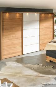 Schwebeturenschrank In Teilmassiv Eiche Weiss Eichefarben In 2020 Schlafzimmer Schrank Kleiderschrank Holz Kleiderschrank Schiebeturen