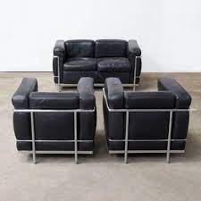 This famous piece belongs to the collections presented by the le corbusier group in 1928 known as cushion baskets, and represented a modernist response to the traditional club chair. Lc2 Sessel Von Le Corbusier Fur Cassina 1980er 2er Set Bei Pamono Kaufen