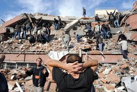 Yılı yaklaşırken artan deprem haberleri vatandaşları korkutuyor.7.4 büyüklüğünde meydana gelen 99 depremi büyük kayıplara yol açmıştı. 17 Agustos 1999 Sesimi Duyan Var Mi Deprem Geliyor