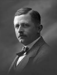 Anna Laurette Jensen ble født 13. mai 1882 på Hisøy. Foreldrene var Thomas  Adolf Jensen og Anne Serine Olausdatter. Foreldrene fikk hele 10 barn. I  1900 bodde foreldrene på Skytebanen, mens Anna