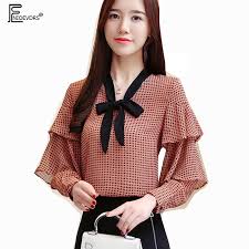 Model baju atasan terbaru wanita yang bisa anda ikuti di tahun ini adalah detail ruffle cantik pada sisi lengan blouse polos. 2019 Desain Dasi Kupu Kupu Baju Atasan Wanita Fashion Lengan Panjang Gaya Korea Pakaian Cetak Lucu Manis Lapisan Ruffled Top Blus F201 Blus Dan Kemeja Aliexpress