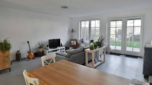 Vanaf vanavond vormt de villa het decor van een nieuw programma op sbs 6, namelijk het dagelijkse lang leve de liefde om 19.00 uur. John De Mol Koopt Eenvoudige Eengezinswoning Bekende Buren